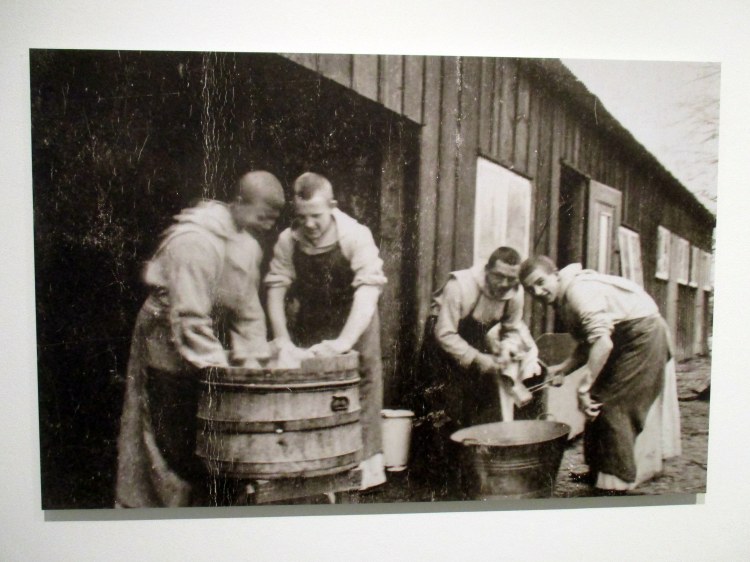 abdij - novicen doen de was Marienkroon 1934